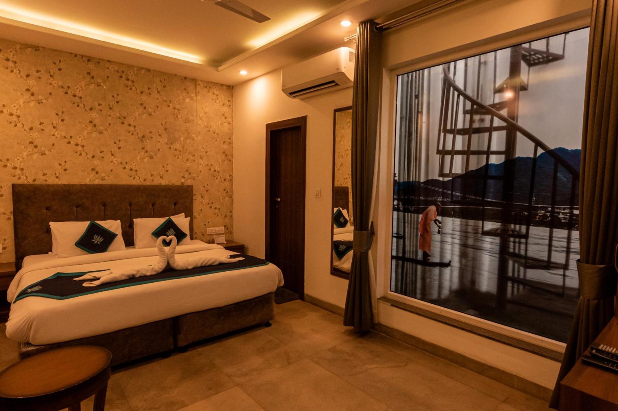 Holywater Hotel By Ganga Kinare #150 Mts From Ganga Ghat ริชิเคช ภายนอก รูปภาพ