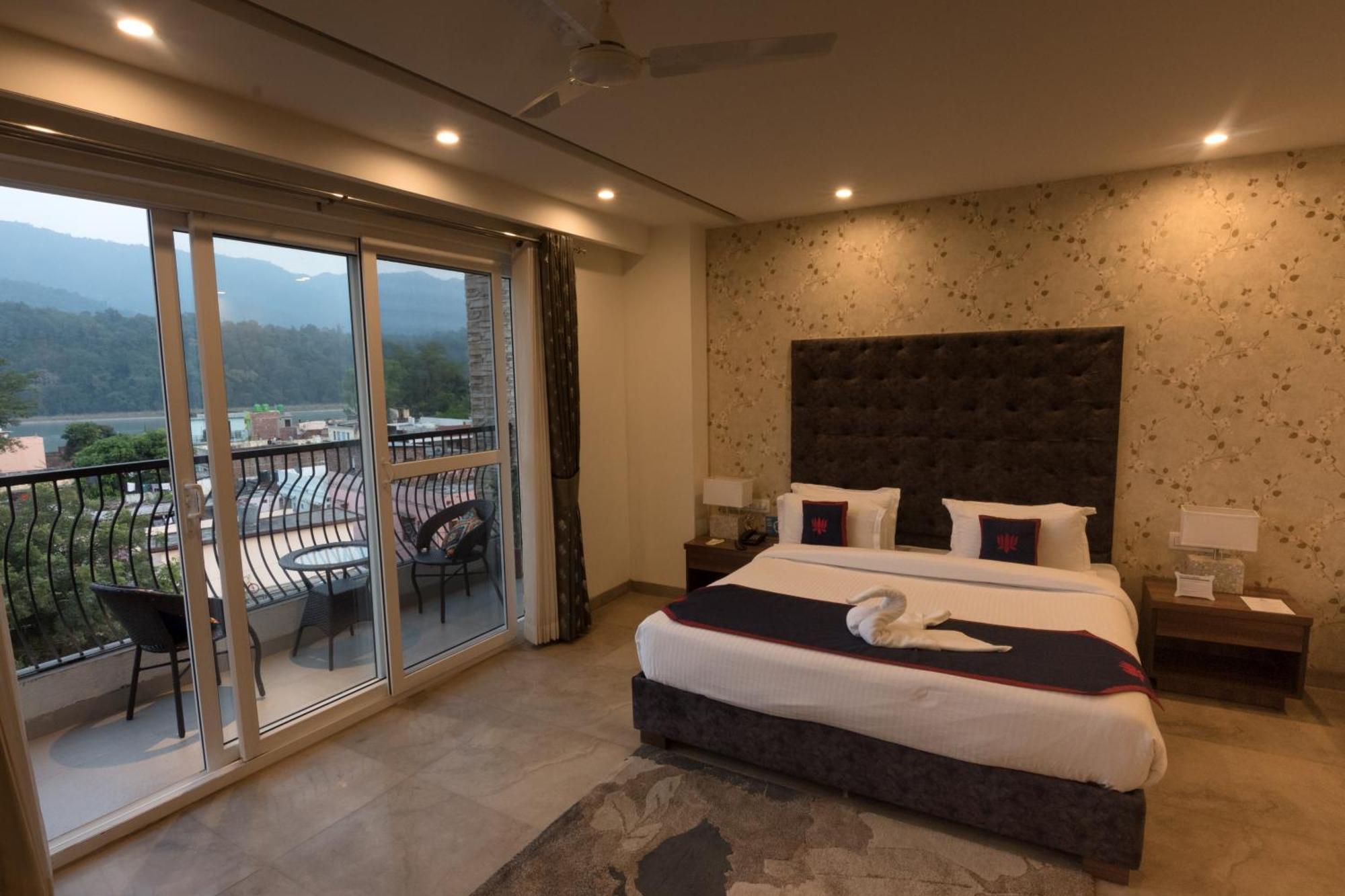 Holywater Hotel By Ganga Kinare #150 Mts From Ganga Ghat ริชิเคช ภายนอก รูปภาพ
