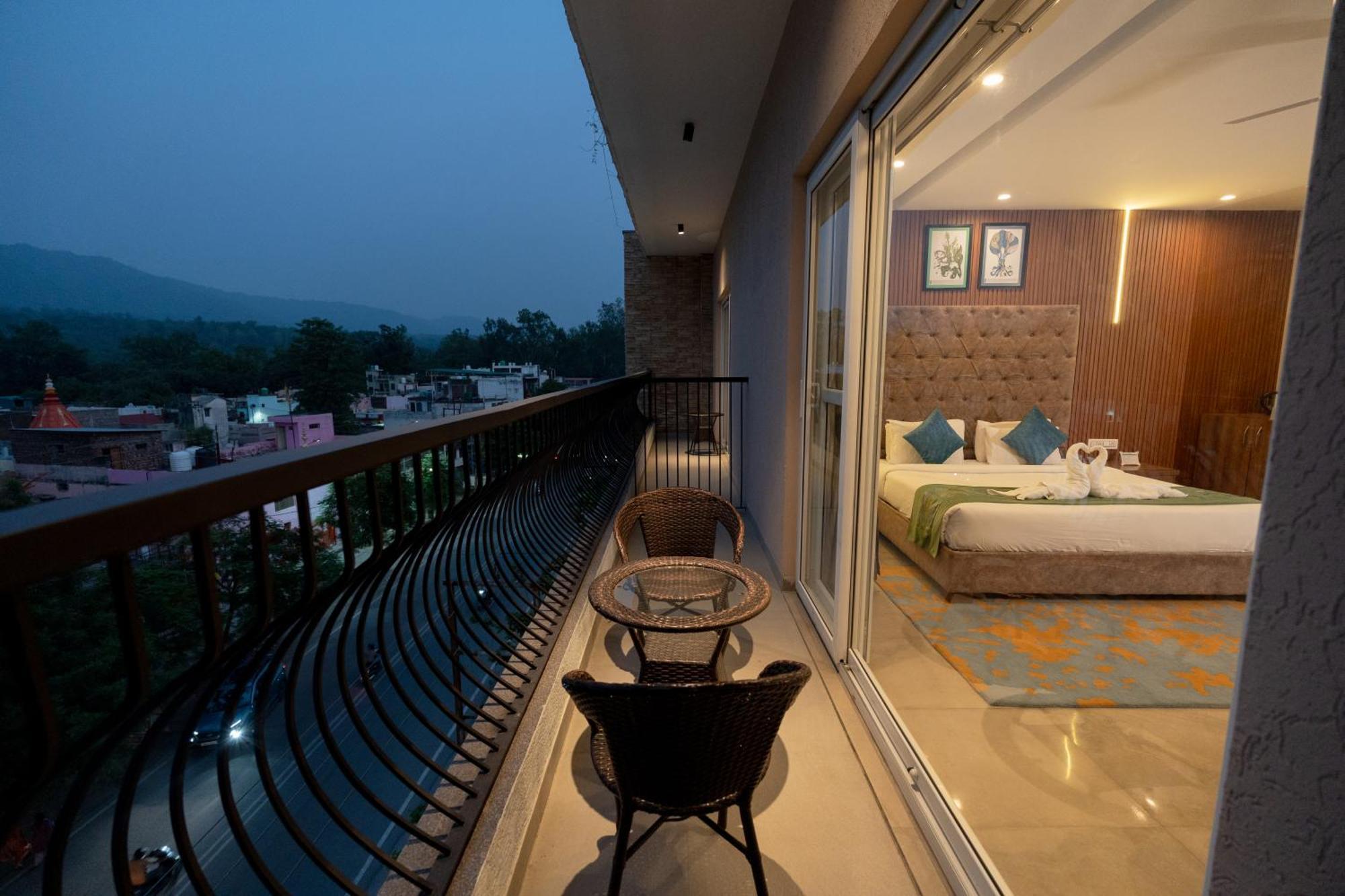 Holywater Hotel By Ganga Kinare #150 Mts From Ganga Ghat ริชิเคช ภายนอก รูปภาพ